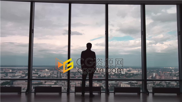 成功男士站在城市全景窗望外后背景实拍视频素材下载