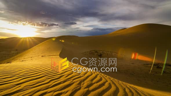 沙漠中沙丘上的落日夕阳景观冒险旅游自然风景延时拍摄视频素材