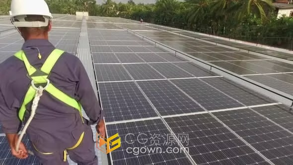 实拍素材-行走在太阳能屋顶上的戴安全帽工人适合建设能源技术主题