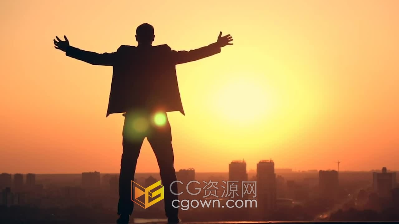 实拍素材-一位商人在日出时举起双臂站在山上俯瞰城市