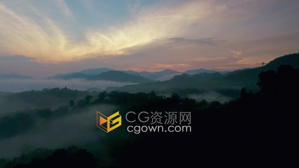 航拍烟雾笼罩的热带雨林中的第一道曙光早晨自然景观视频素材