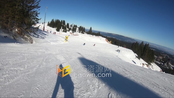 郊外山区滑雪胜地单板滑雪者POV视频素材
