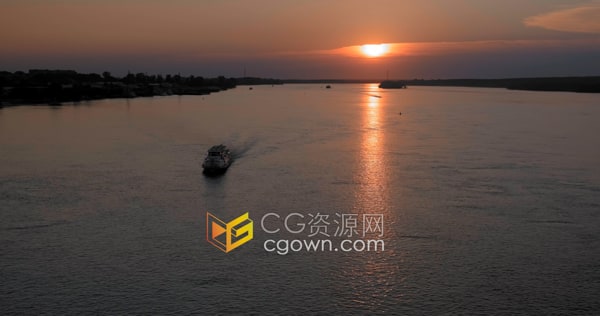 船在平静河流中航行美丽橙色日落映照在水面鸟瞰图视频素材