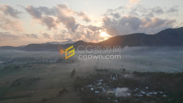 印度尼西亚空中迷雾笼罩乡村无人机舶拍田野山脉4K实拍视频