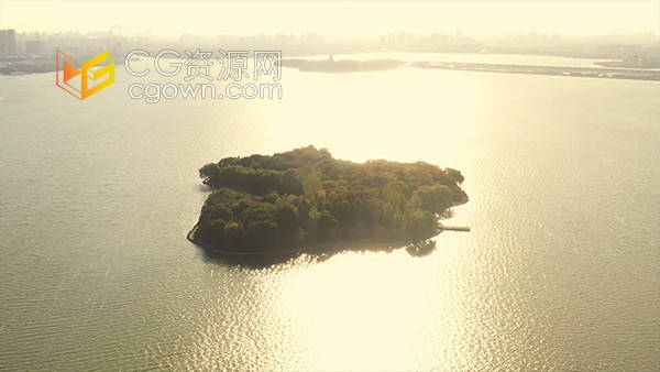 实拍唯美湖中小岛生态波光粼粼的湖面风视频素材