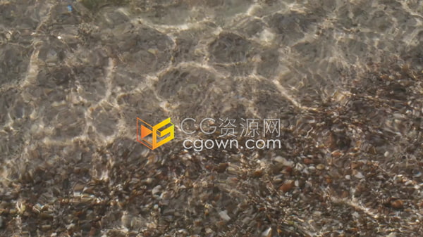 实拍晶莹剔透的水在阳光下的波动和清澈的底部小岩石-免费视频素材